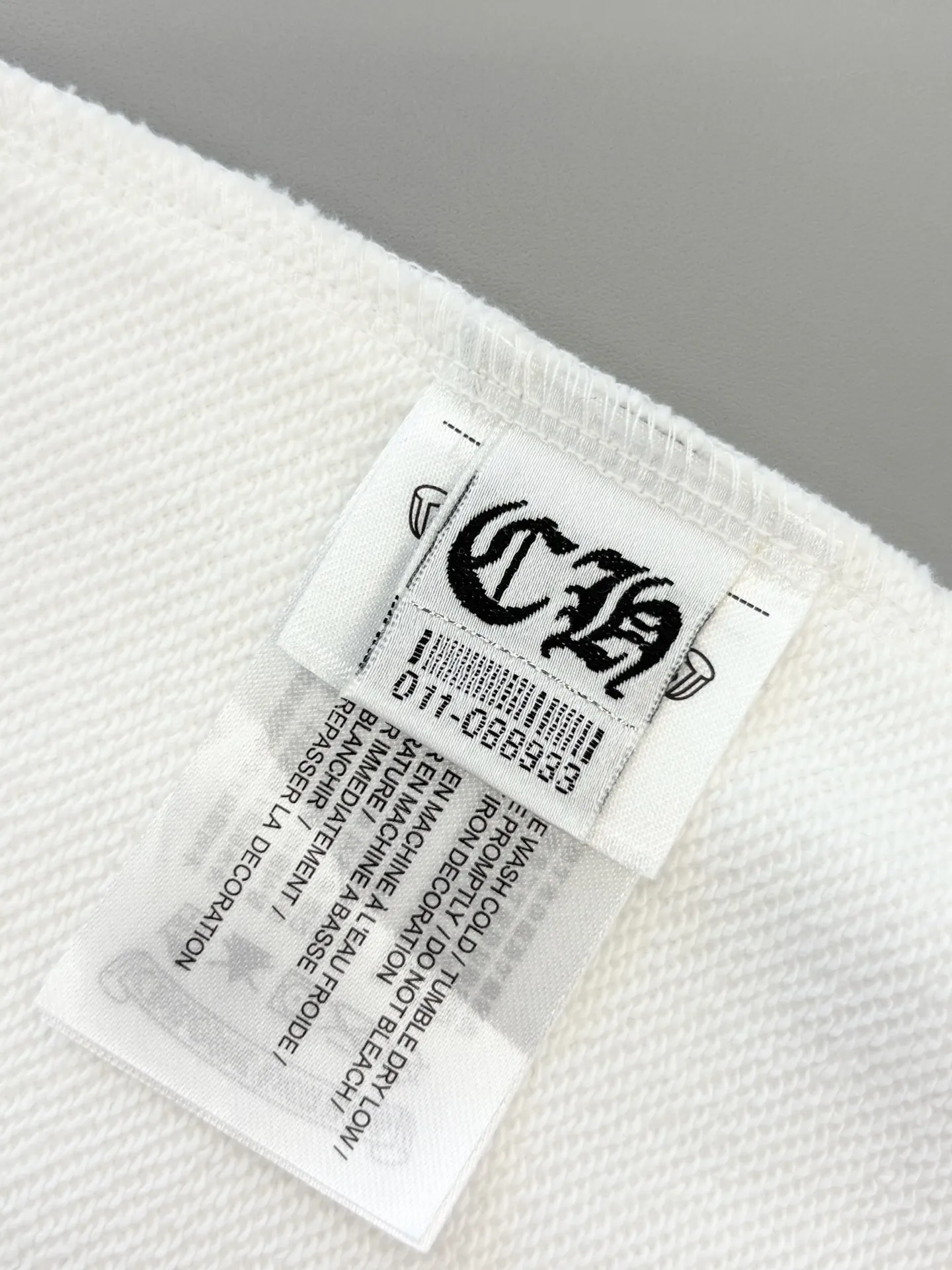 P250 [High Quality] Chrome Hearts Embroidery🪡Cross + Horseshoe‼ ️Round neck sweatshirt *Customized 420g terry cotton fabric, the fabric is soft, skin-friendly and comfortable *Embroidery process: front cross + rivet embroidery *A very simple and elegant classic continuation. It is unparalleled in terms of upper body comfort, interpreting your luxury and taste, and creating your fashion style and charm. Three complete standards. Same style for men and women. 𝐂𝐎𝐋𝐎𝐔𝐑: Black/White 𝐒𝐈𝐙𝐄: S-XL